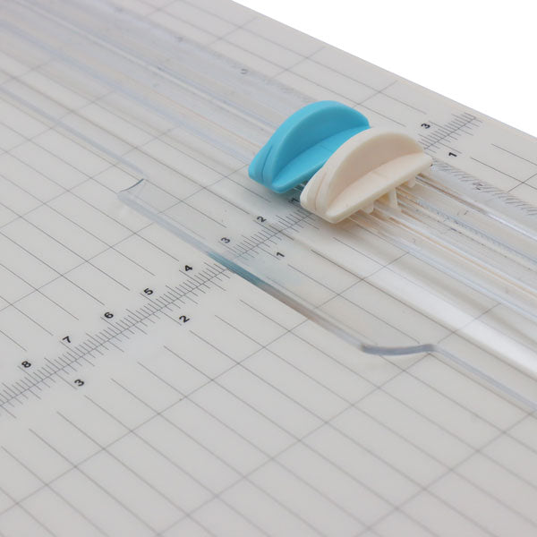 Guillotina KM-5621 para papel mediano