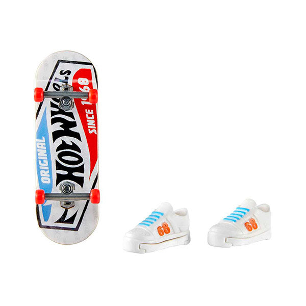 Hot Wheels Patineta con tenis de skate