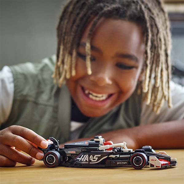 77250 Coche de carreras MoneyGram Haas F1® Team VF-24 (242 piezas)