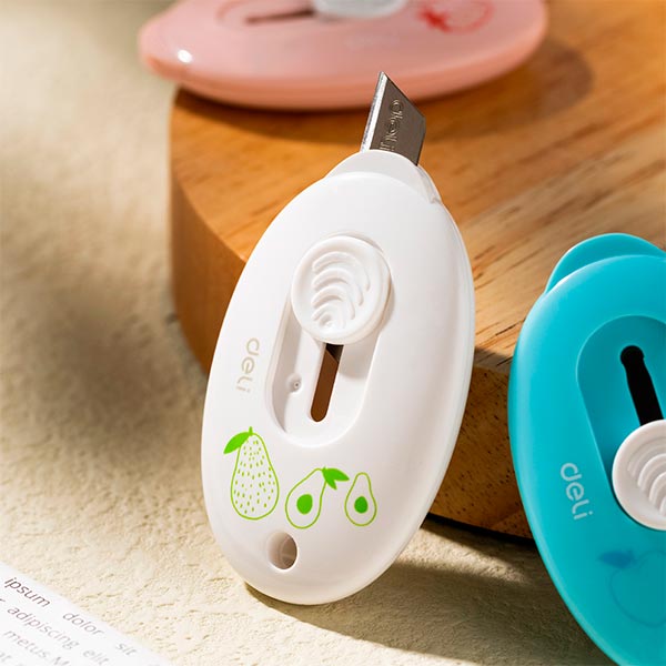 Cutter mini con base plástica Deli.