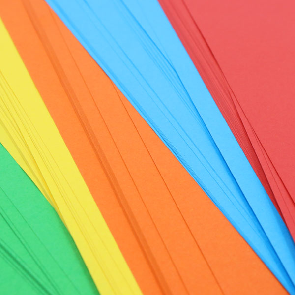 Papel colores sólidos 75 gramos 5 colores surtidos 100 hojas carta Basic.